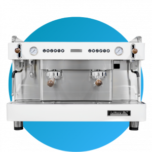 Máquina de café profesional encima de círculo azul de dos grupos en color blanco y con acabados en madera La Rocca Chile.