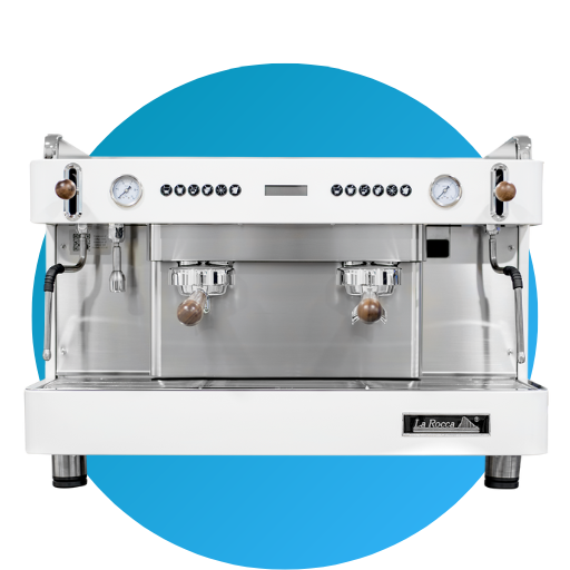 Máquina de café profesional encima de círculo azul de dos grupos en color blanco y con acabados en madera La Rocca Chile.